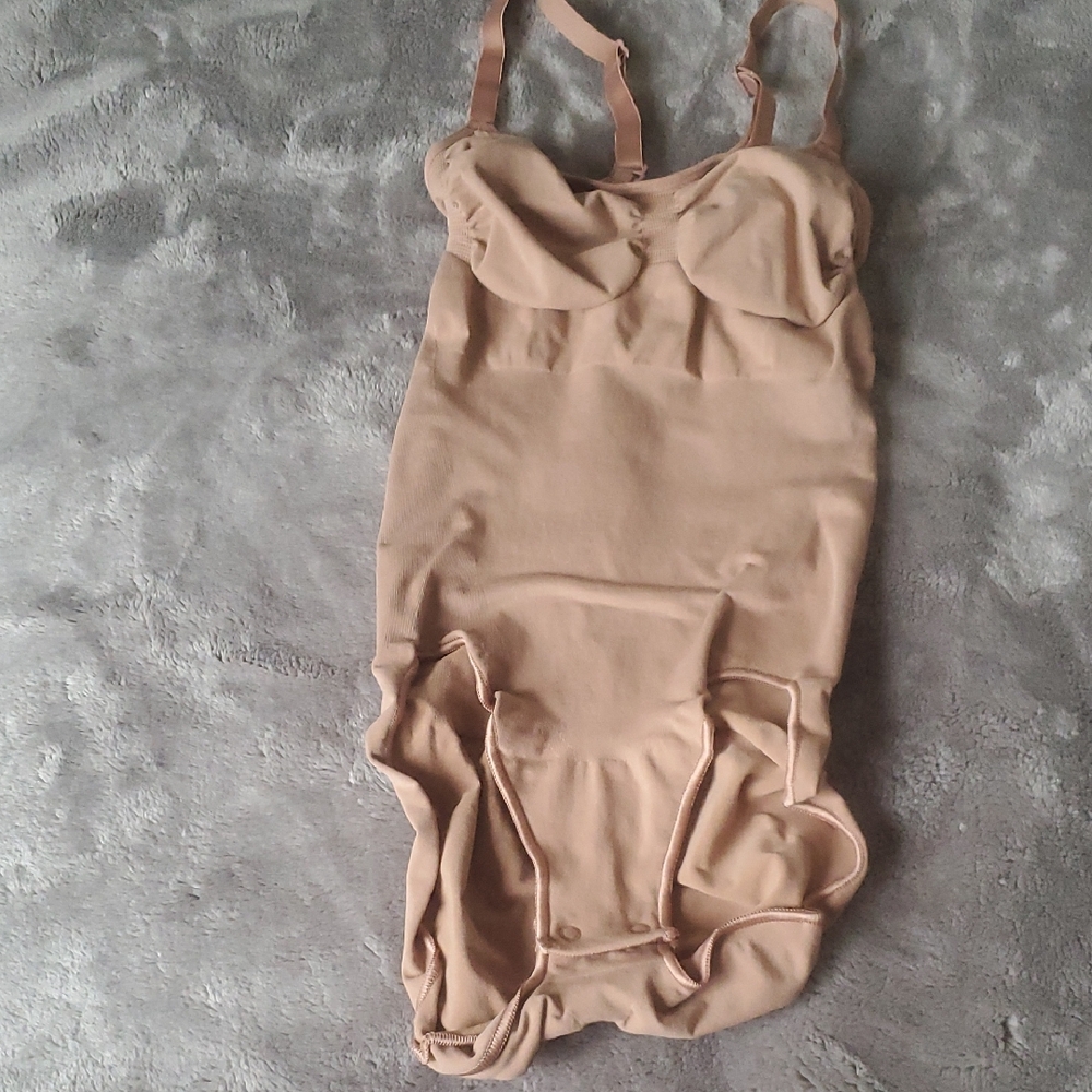 NEW WITH BOX SKIMS SCULPTING BODYSUIT BRIEF WITH SNAPS